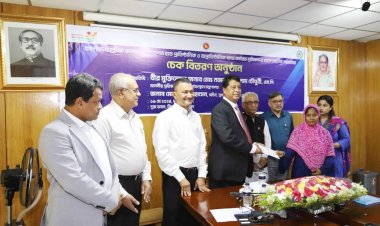 বাংলাদেশ শ্রমিক কল্যাণ ফাউন্ডেশনের আর্থিক সহায়তার চেক বিতরণ