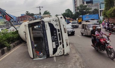 জাহাঙ্গীর গেটে নিয়ন্ত্রণ হারিয়ে উল্টে গেল লরি 