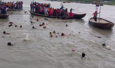 ৬০ জন যাত্রী নিয়ে মোংলায় নৌকাডুবি 