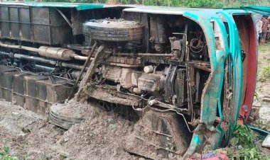 যশোরে বাস উল্টে ও ট্রাকচাপায় নিহত ৩