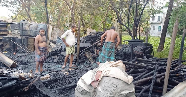 এক নিমেষে স্বপ্ন পুড়ে ছাই ব্যবসায়ীদের