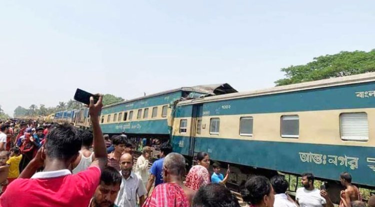 মালবাহী ট্রেনে যাত্রীবাহী ট্রেনের ধাক্কা, ৫ বগি লাইনচ্যুত, আহত অর্ধশতাধিক