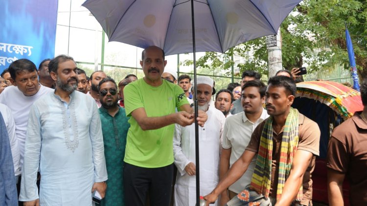 উত্তরায় রিকশাচালকদের ছাতা দিলেন মেয়র আতিক