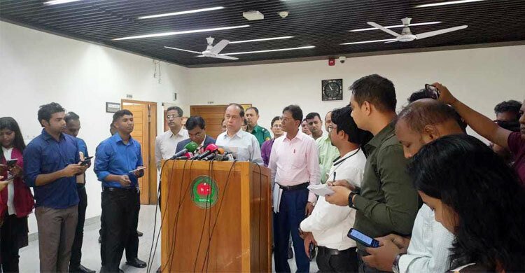 সিইসি মন্ত্রী-এমপির স্বজনরা প্রার্থী হওয়ায় বেকায়দায় নেই ইসি