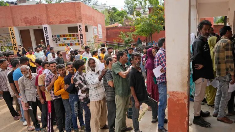 ভারতে লোকসভা নির্বাচন তৃতীয় দফার ভোটে পশ্চিমবঙ্গে অশান্তি, বোমা, মারধর