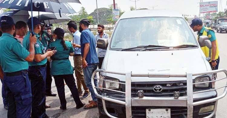 অবৈধ স্টিকার লাগানো যানবাহনের বিরুদ্ধে অভিযান চলবে