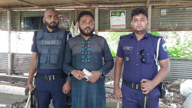 ৯৪ হাজার টাকাসহ ভোটকেন্দ্র থেকে ইউপি চেয়ারম্যান আটক