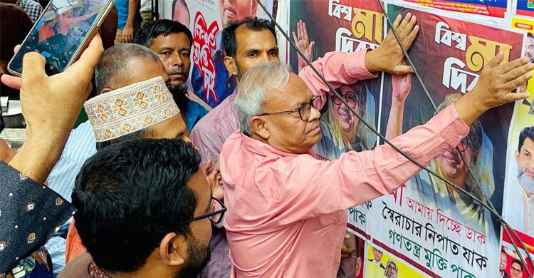 মা দিবস উপলক্ষে খালেদা জিয়ার ছবি সংবলিত পোস্টার লাগালেন রিজভী