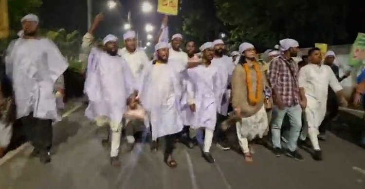 কাফনের কাপড় গায়ে জড়িয়ে ৩৫ প্রত্যাশীদের মিছিল