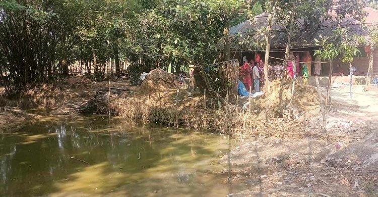 বাড়ির পাশে ডোবায় ডুবে শিশুর মৃত্যু