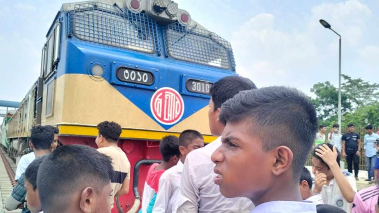 চট্টলা এক্সপ্রেস টেনে কাটা পড়ল স্কুলছাত্রী, রেললাইনে অবরোধ