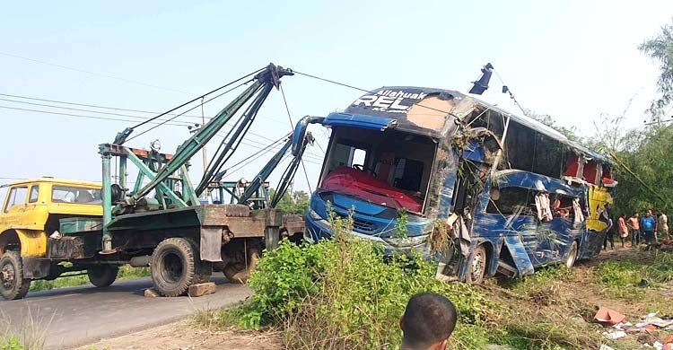চৌদ্দগ্রামে নিয়ন্ত্রণ হারিয়ে বাস খাদে, নিহত ৫