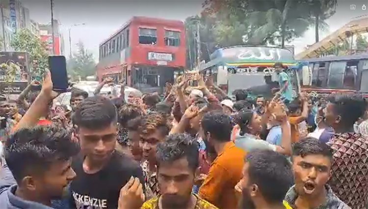 লাঠিসোটা হাতে সড়কে অটোরিকশাচালকরা, যান চলাচল বন্ধ, পুলিশ মোতায়েন