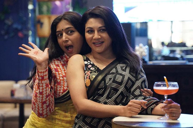 একসঙ্গে অভিনেত্রী পদ্মপ্রিয়া ও জয়া