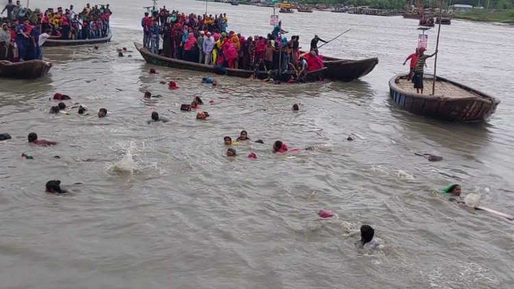 ৬০ জন যাত্রী নিয়ে মোংলায় নৌকাডুবি