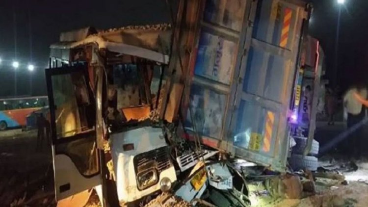 ভারতে গভীর রাতে ভয়াবহ দুর্ঘটনা, নিহত অন্তত ১১