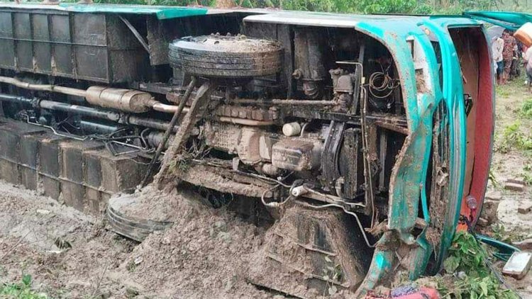 যশোরে বাস উল্টে ও ট্রাকচাপায় নিহত ৩