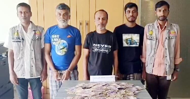 ধাক্কা দিয়ে মারধরের পর ছিনতাই