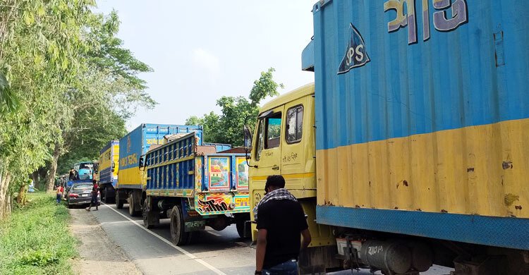 ঢাকা-চট্টগ্রাম মহাসড়কের সীতাকুণ্ডে ২৭ কিমি যানজট