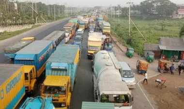 সাতসকালে ঢাকা-চট্টগ্রাম মহাসড়কে তীব্র যানজট