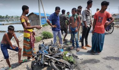 পাইকগাছায় মোটরসাইকেল-ভ্যানের সংঘর্ষে নিহত ৩