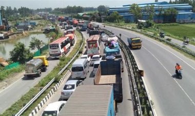 টাঙ্গাইল মহাসড়কে ১৫ কিলোমিটার যানজট, ধীরগতিতে চলছে যানবাহন