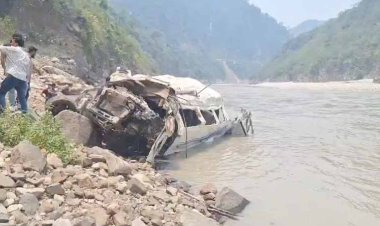 উত্তরাখণ্ডে পাহাড়ি রাস্তা থেকে নদীতে গাড়ি, নিহত ৮