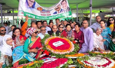  বঙ্গবন্ধুর প্রতিকৃতিতে আওয়ামী আইনজীবী পরিষদের শ্রদ্ধা