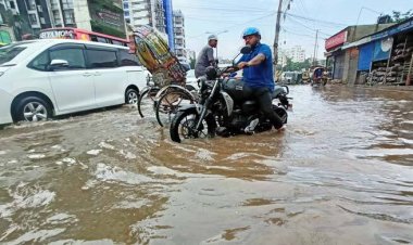  টানা বৃষ্টিতে রাজধানীতে জলাবদ্ধতা, পথে পথে নানা দুর্ভোগ