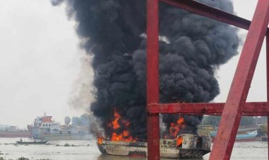  ফতুল্লায় তেলবাহী ট্রলারে আগুন   