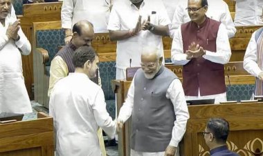  সংসদে মোদীর সঙ্গে রাহুলের করমর্দন