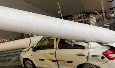 দিল্লিতে ভারী বর্ষণ, ভেঙে পড়েছে বিমানবন্দরের ছাদ