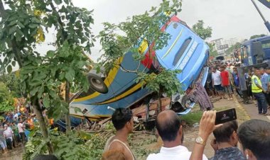  বাস উল্টে নিহত ১, ঢাকা-চট্টগ্রামমুখী লেনে যান চলাচল বন্ধ
