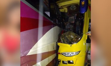 বাসের মুখোমুখি সংঘর্ষে ২ চালক নিহত