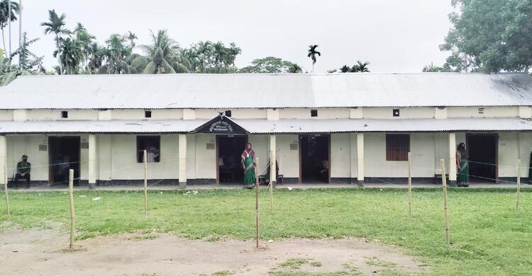 দুই ঘণ্টায় দুই বুথে পড়লো দুই ভোট
