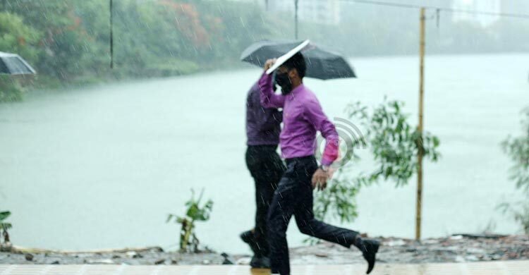 ভারী বৃষ্টি না হলে গরম কমার সম্ভাবনা নেই