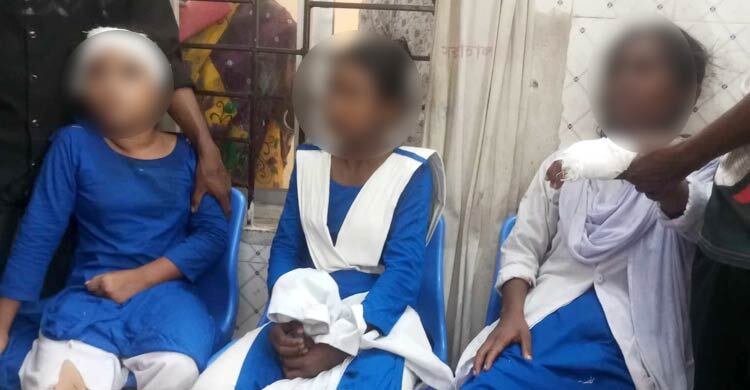 গাইবান্ধায় বিদ্যালয়ে ঢুকে ৪ শিক্ষার্থীকে ছুরিকাঘাত