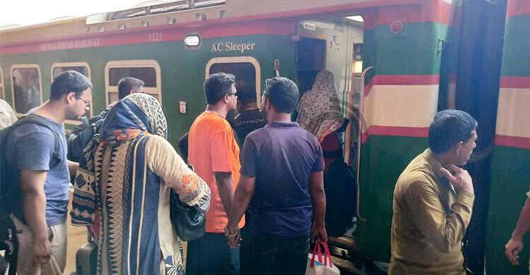 কমলাপুর থেকে বিলম্বে ছাড়ছে ট্রেন, যাত্রীদের ভোগান্তি