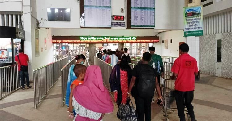 ট্রেনের ‘ভুয়া’ টিকিট বিক্রিতে সক্রিয় কালোবাজারিরা