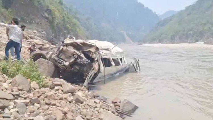 উত্তরাখণ্ডে পাহাড়ি রাস্তা থেকে নদীতে গাড়ি, নিহত ৮