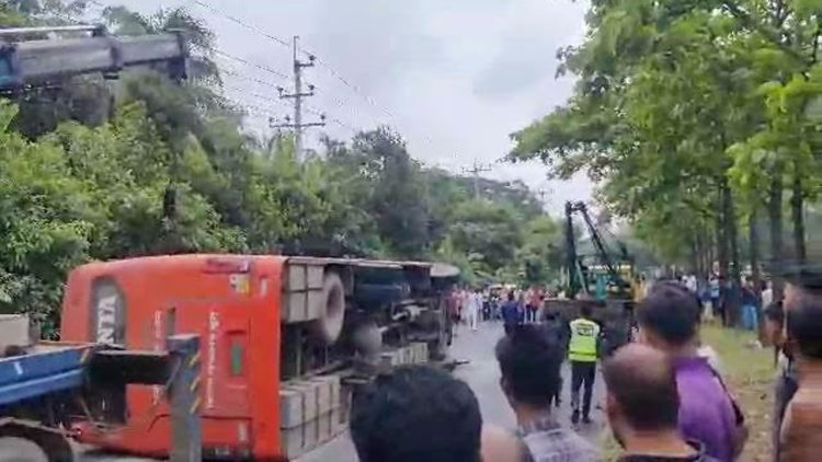 ফেনীতে মহাসড়কে বাস উল্টে নারী-শিশুসহ আহত ২০