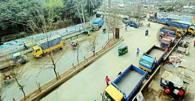 তেজগাঁওয়ে সড়ক দখল করে ট্রাক রাখা স্থায়ীভাবে বন্ধ হবে: আতিক
