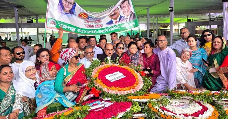 বঙ্গবন্ধুর প্রতিকৃতিতে আওয়ামী আইনজীবী পরিষদের শ্রদ্ধা