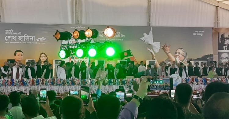 আওয়ামী লীগের প্রতিষ্ঠাবার্ষিকীর অনুষ্ঠান উদ্বোধন করলেন শেখ হাসিনা