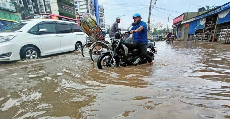 টানা বৃষ্টিতে রাজধানীতে জলাবদ্ধতা, পথে পথে নানা দুর্ভোগ