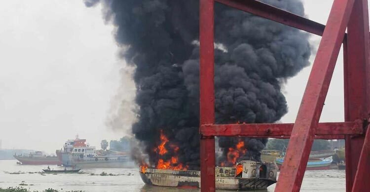 ফতুল্লায় তেলবাহী ট্রলারে আগুন