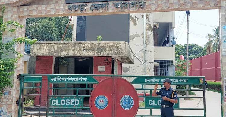ছাদ ফুটো করে আসামি পলায়ন: ৩ কারারক্ষী বরখাস্ত
