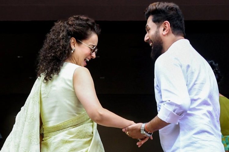 সংসদে গিয়ে কার হাত ধরলেন কঙ্গনা!