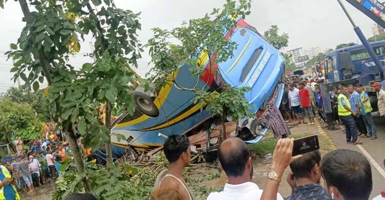 বাস উল্টে নিহত ১, ঢাকা-চট্টগ্রামমুখী লেনে যান চলাচল বন্ধ