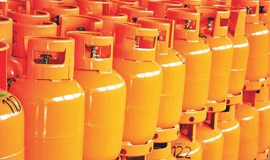  তিন দফা কমার পর বাড়লো এলপিজির দাম